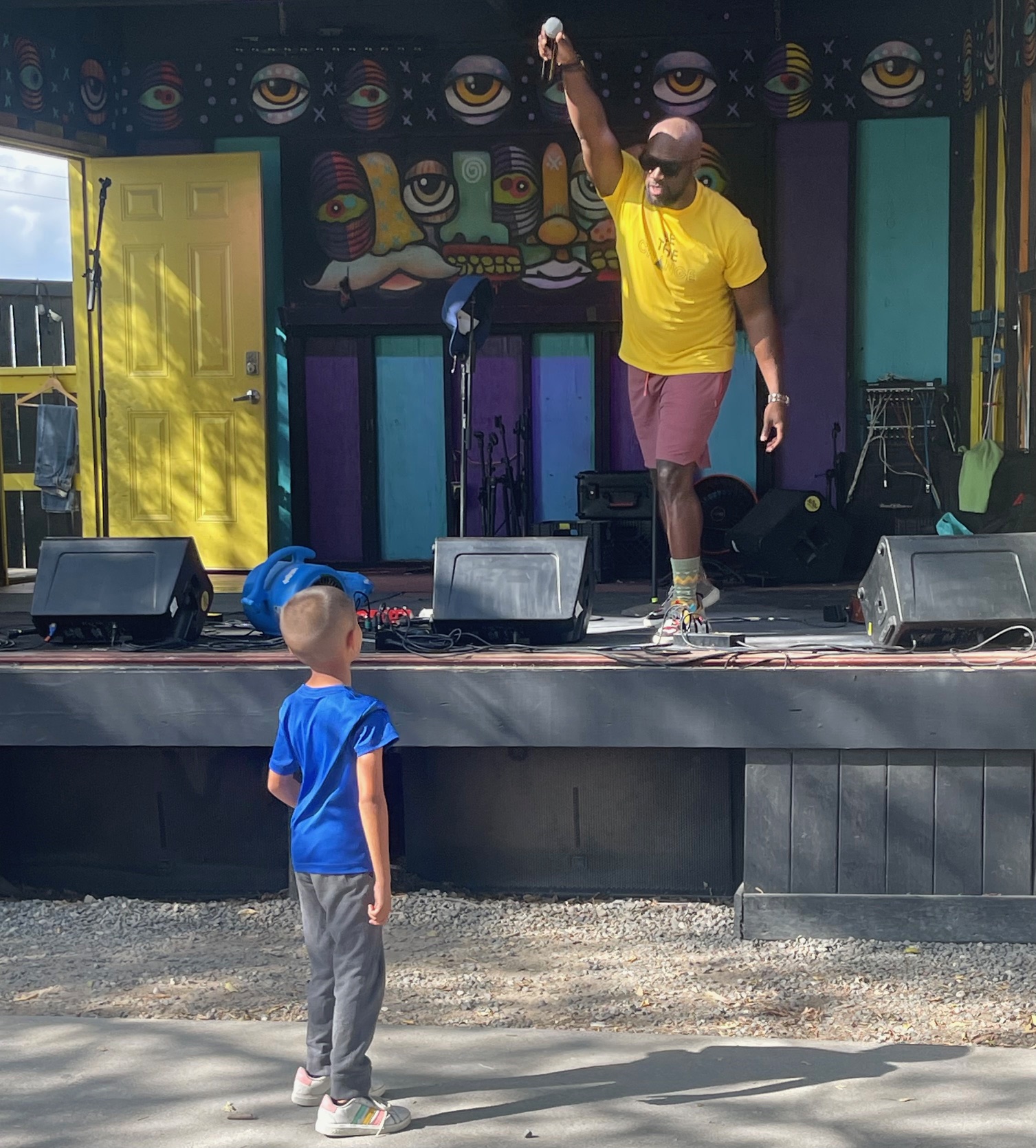 SaulPaul performing in front of a toddler and her father